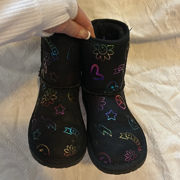 Girls Fun Shiny Emoji Black Doodle Chalet Boots Size 13 - Picture 5 of 12